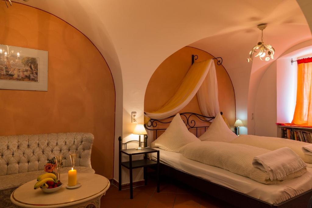 A bed or beds in a room at Gutsherrenstube