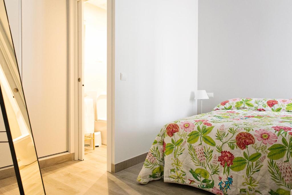 Posteľ alebo postele v izbe v ubytovaní Hello Málaga Flat Victoria