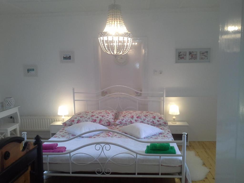 una camera con letto, 2 cuscini e una lampada di Apartment Lidija a Bled
