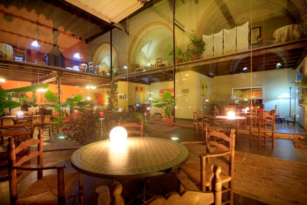 una habitación con mesa y sillas en un restaurante en Hotel El Convent 1613, en La Fresneda
