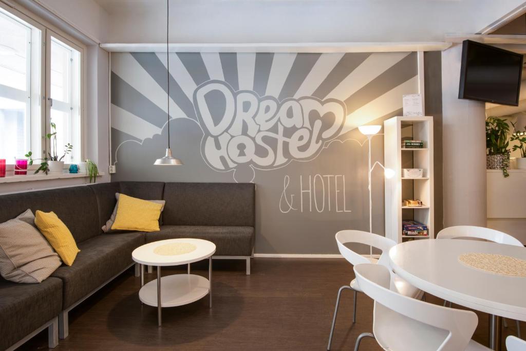 ein Wohnzimmer mit einem Sofa und einem Tisch in der Unterkunft Dream Hostel & Hotel Tampere in Tampere