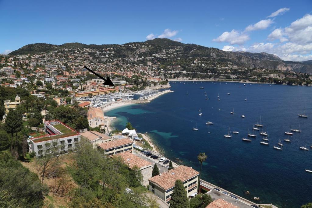 uma vista para um porto com barcos na água em Hotel De La Darse em Villefranche-sur-Mer