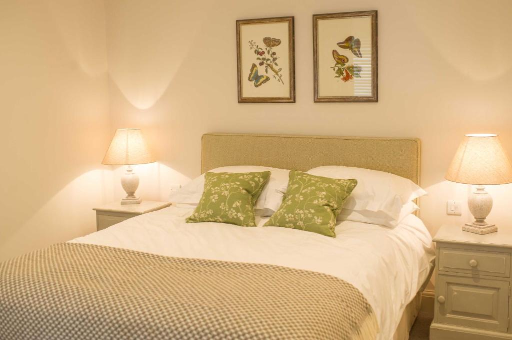 Ένα ή περισσότερα κρεβάτια σε δωμάτιο στο Cowdray Holiday Cottages