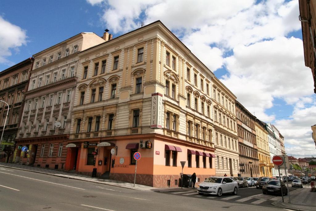 un edificio su una strada con auto parcheggiate di fronte di Anette Hotel a Praga