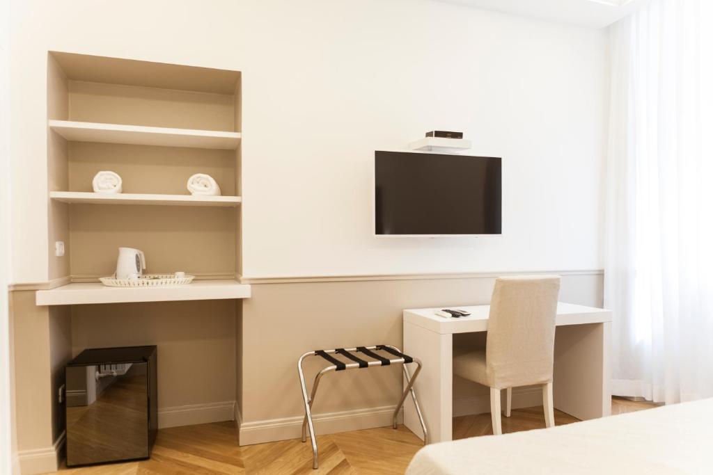 Telewizja i/lub zestaw kina domowego w obiekcie Margherita Suites