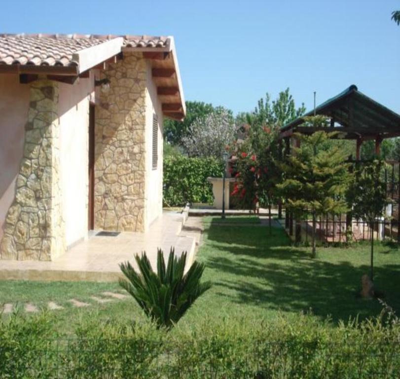 アルゲーロにあるCasa Stellaの芝生の庭のある家