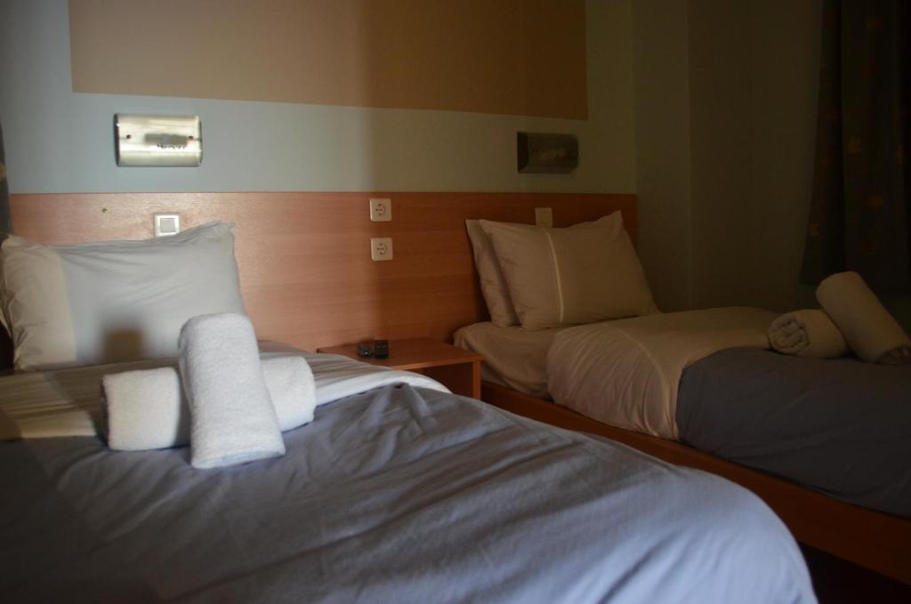 Postel nebo postele na pokoji v ubytování Rozos Hotel