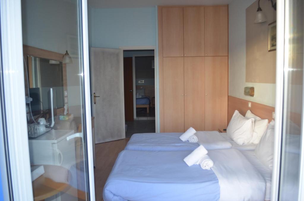 Postel nebo postele na pokoji v ubytování Rozos Hotel