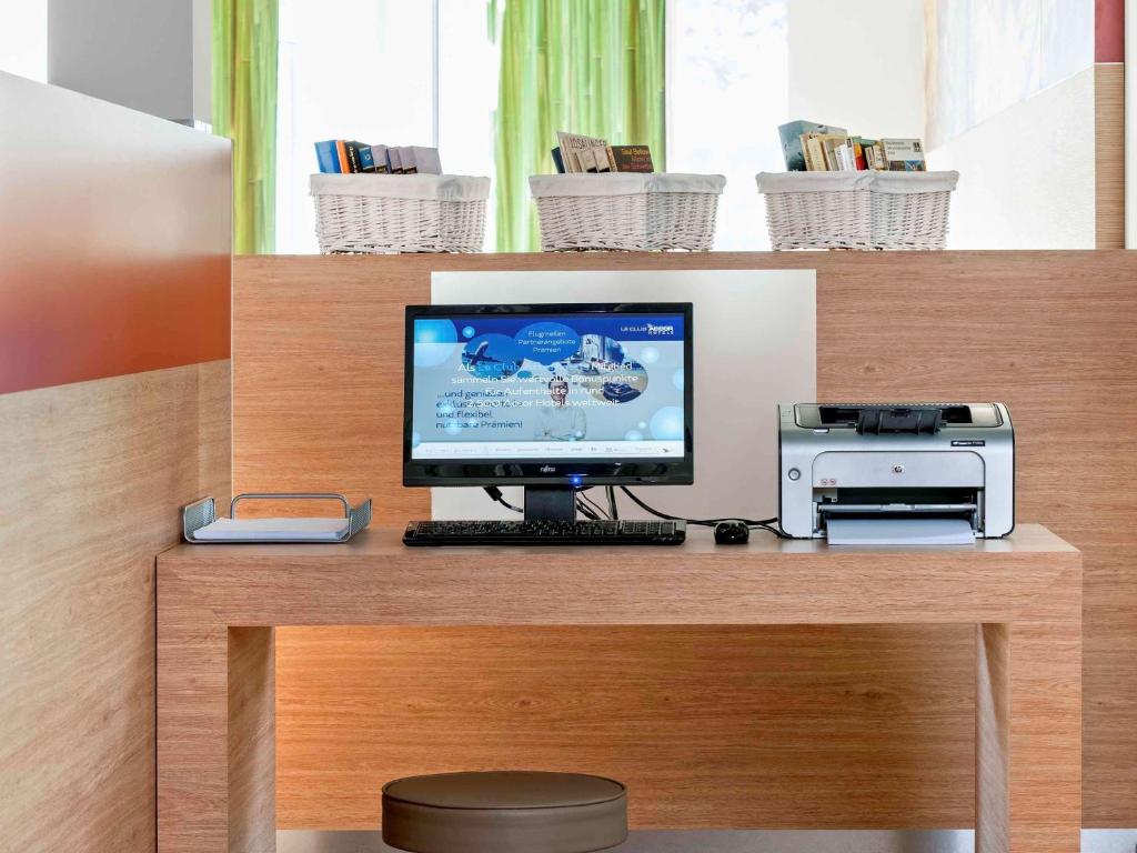 TV a/nebo společenská místnost v ubytování ibis Berlin Dreilinden