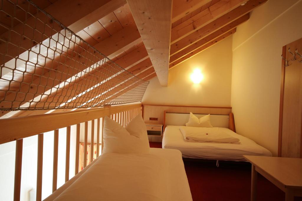 Posteľ alebo postele v izbe v ubytovaní Hotel Gasthof Neuner