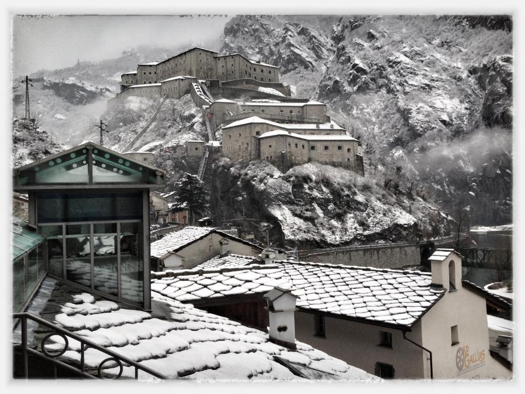 een zwart-witte foto van een stad op een berg bij Hotel Ad Gallias in Bard