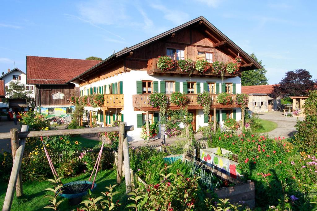 una casa con un jardín delante de ella en Stroblhof en Böbing