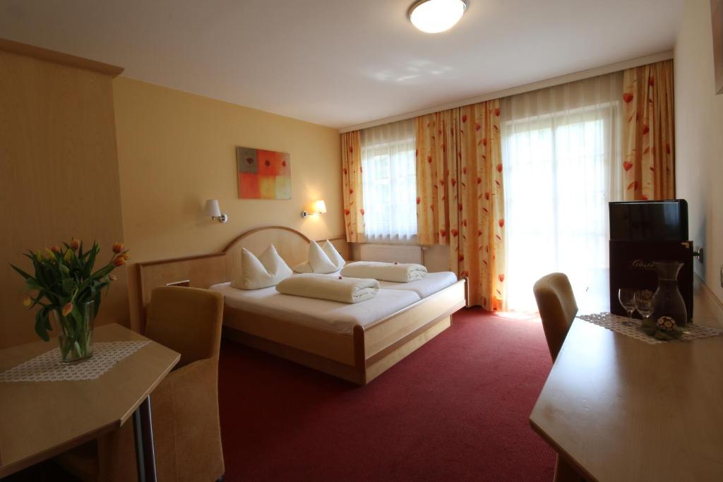 Posteľ alebo postele v izbe v ubytovaní Hotel Gasthof Neuner