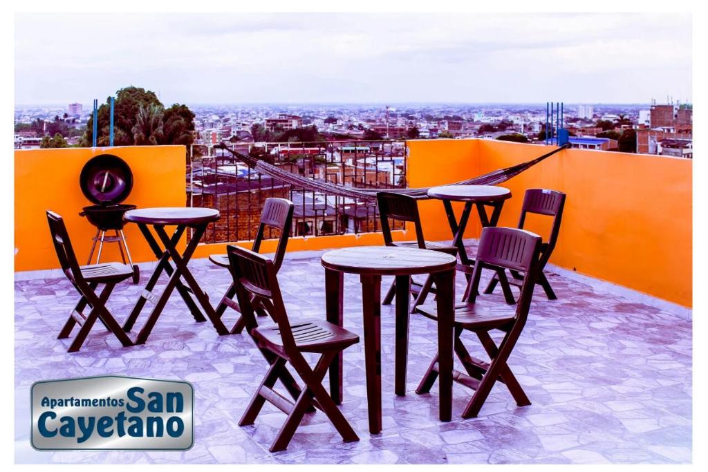 un gruppo di sedie e tavoli su un balcone di ApartaEstudios San Cayetano Cali a Cali