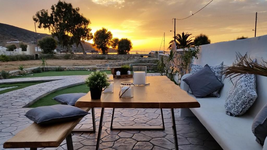 un patio con sofá y una mesa con almohadas en Amorgos Pearls en Katápola
