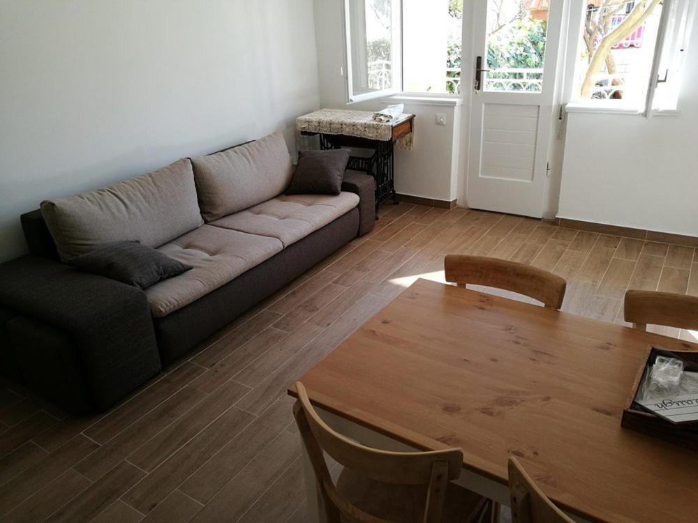 sala de estar con sofá y mesa en Apartment Lidija en Podgora