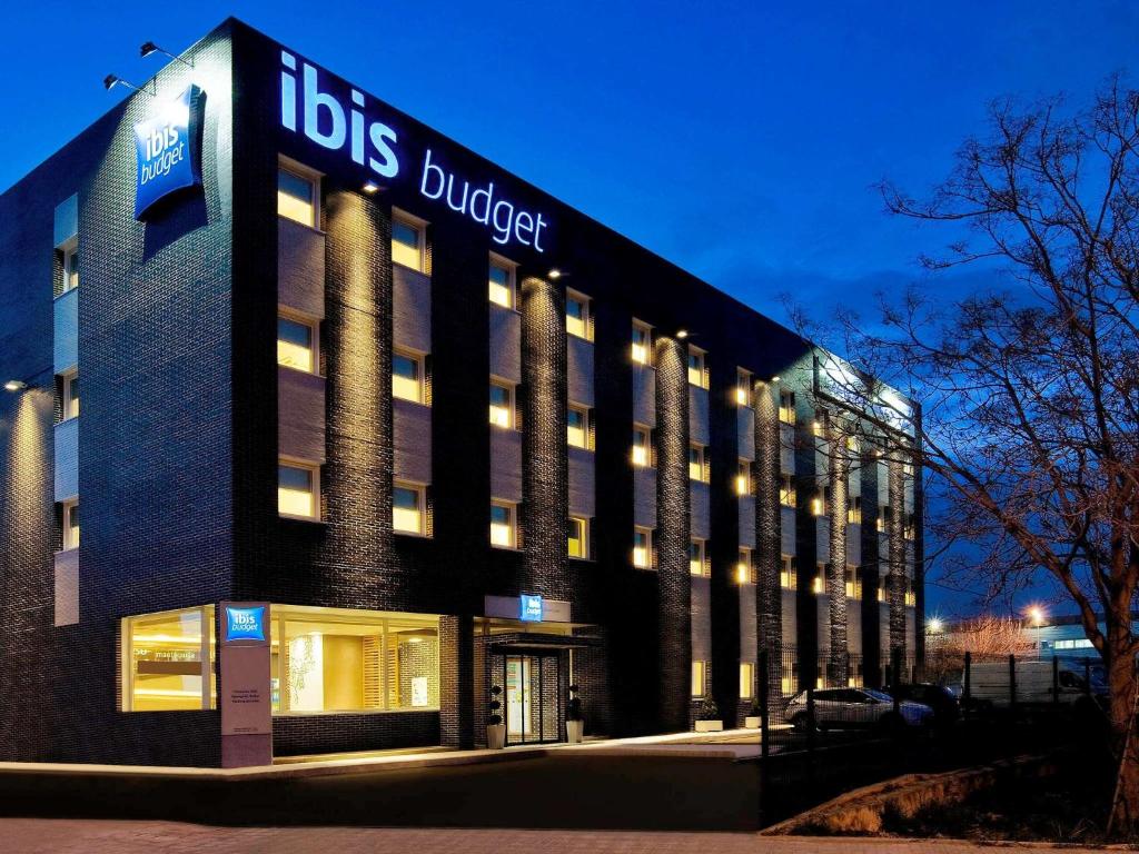 a building with a buicks budget sign on it at Ibis Budget Madrid Getafe in Getafe