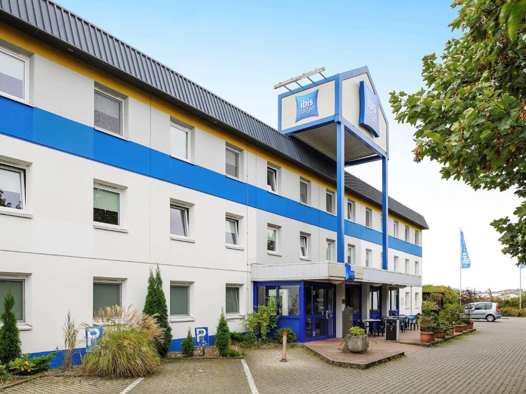 un hotel con un cartel en el costado en ibis budget Koblenz Nord, en Mülheim-Kärlich