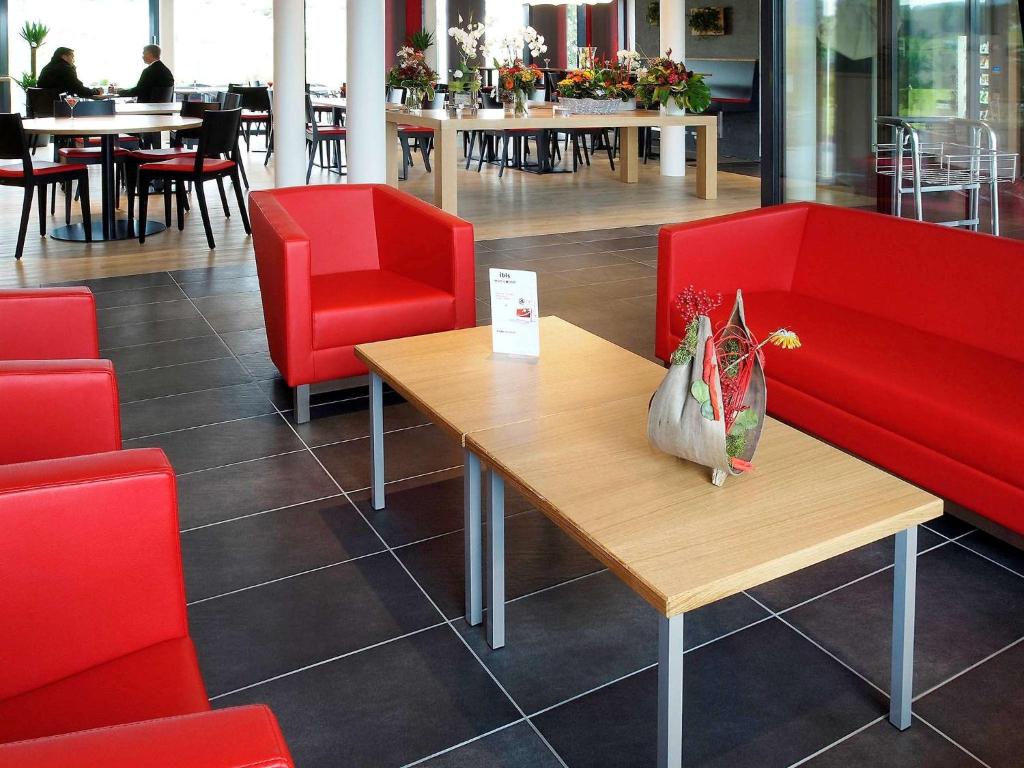 Istumisnurk majutusasutuses ibis Bulle - La Gruyère Swiss Bike Hotel