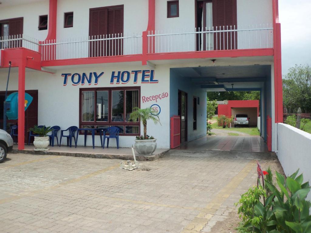een Tony hotel met een auto buiten geparkeerd bij Tony Hotel in Torres