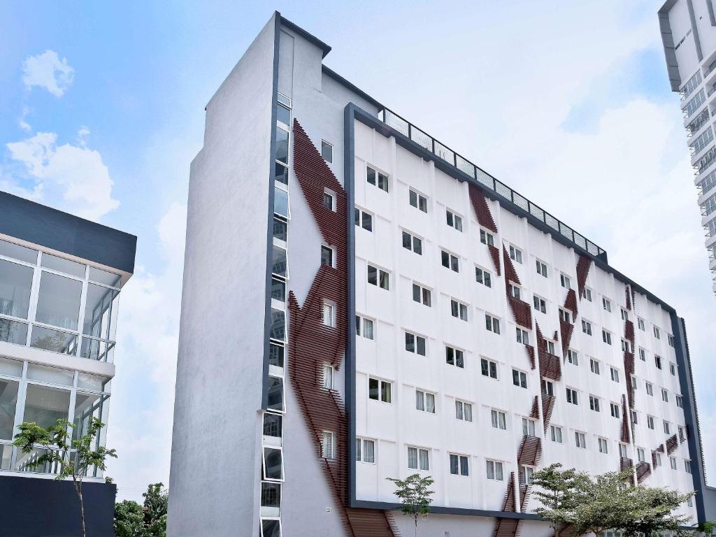 ein hohes weißes Gebäude mit aavy Design darauf in der Unterkunft Prescott Ace Kuala Lumpur Cheras in Kuala Lumpur
