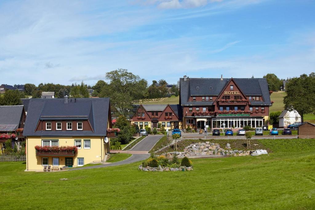 ザイフェンにあるLandhotel zu Heidelbergの家屋と緑地の空中景観