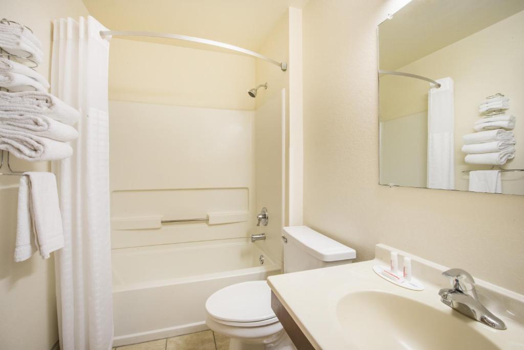 Super 8 by Wyndham Harlingen TX - Queen Room - Non-Smoking