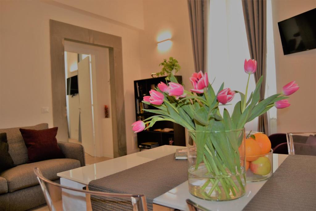 Televízia a/alebo spoločenská miestnosť v ubytovaní Opera 19 Luxury Apartment