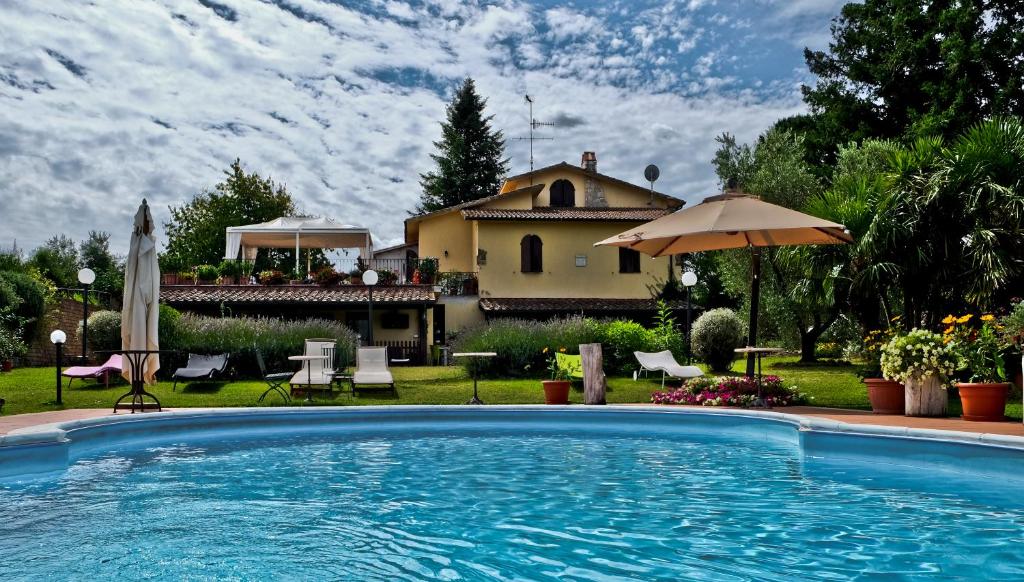 una grande piscina di fronte a una casa di Agriturismo San Giacomo a Pitigliano
