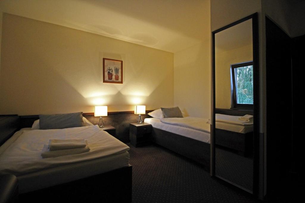 Postel nebo postele na pokoji v ubytování Penzión Wellness & Restaurant Zoborská, free parking