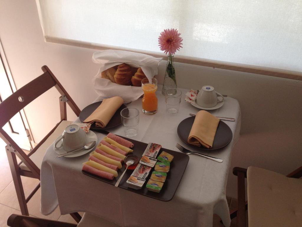 een tafel met een bord eten erop bij Aconchego do Lar in Geres