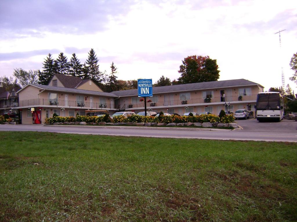 a building with a street sign in front of it at Huntsville Inn in Huntsville