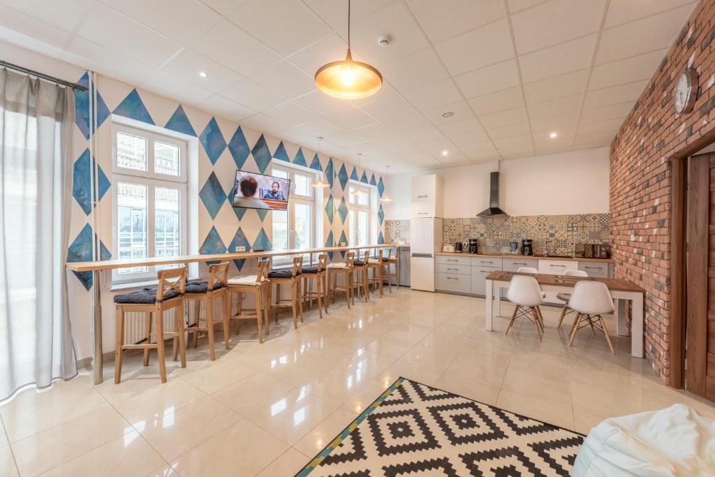 Reštaurácia alebo iné gastronomické zariadenie v ubytovaní Ginger ApartHostel