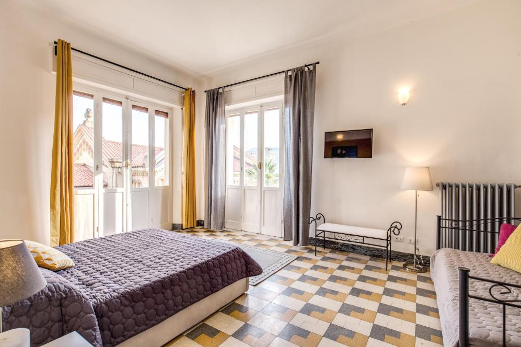 Habitación de hotel con cama y ventana en AwesHomeItaly - Cinque Terre Sea Sensations, en La Spezia