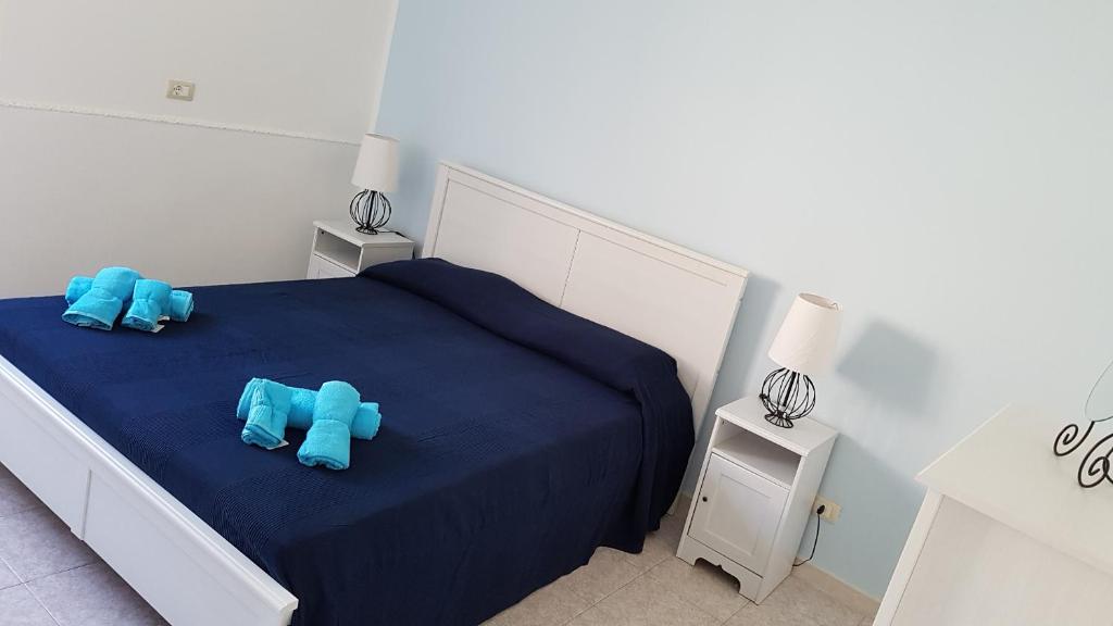 レイタニにあるVilla Gaiaのベッドルーム1室(青いテディベアのベッド1台付)