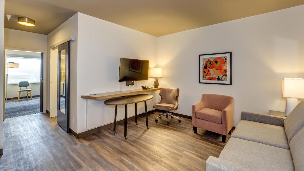 TV a/nebo společenská místnost v ubytování Holiday Inn & Suites Bellingham by IHG
