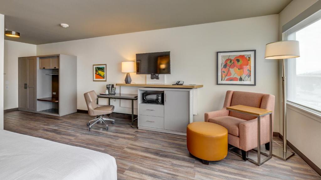 Kuchyň nebo kuchyňský kout v ubytování Holiday Inn & Suites Bellingham by IHG