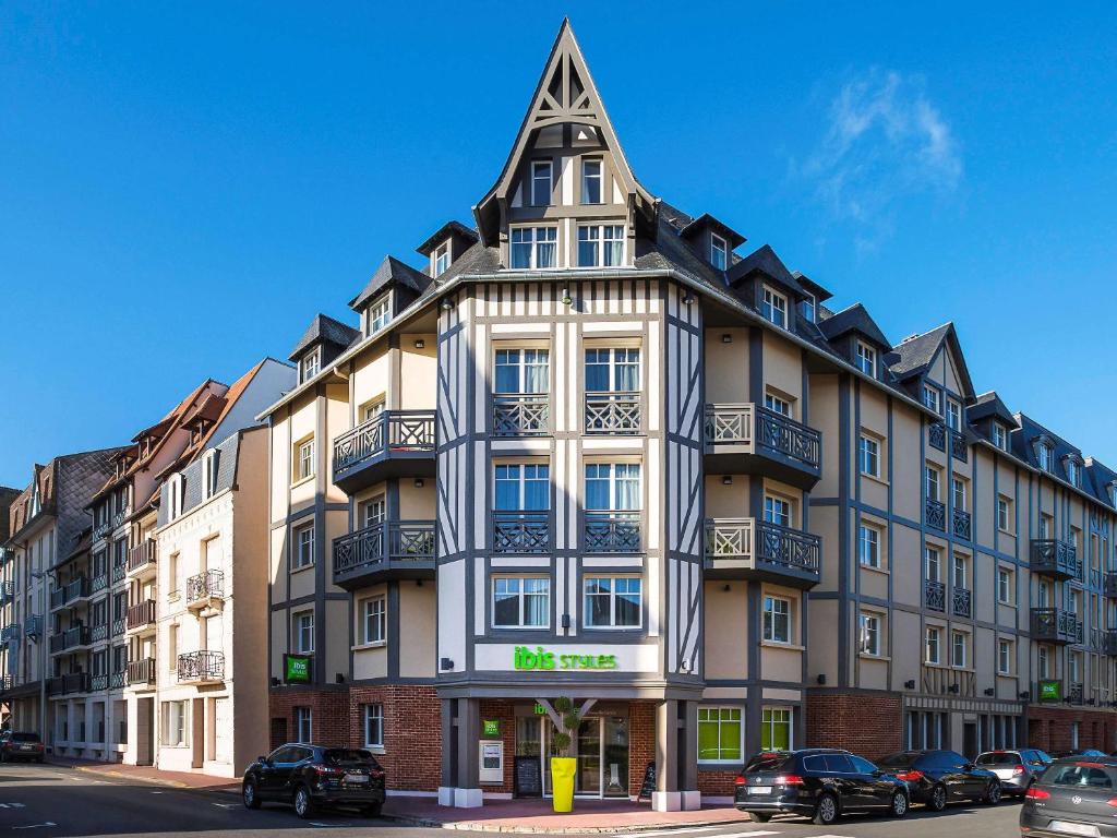 a large building with a clock on the front of it at ibis Styles Deauville Centre in Deauville