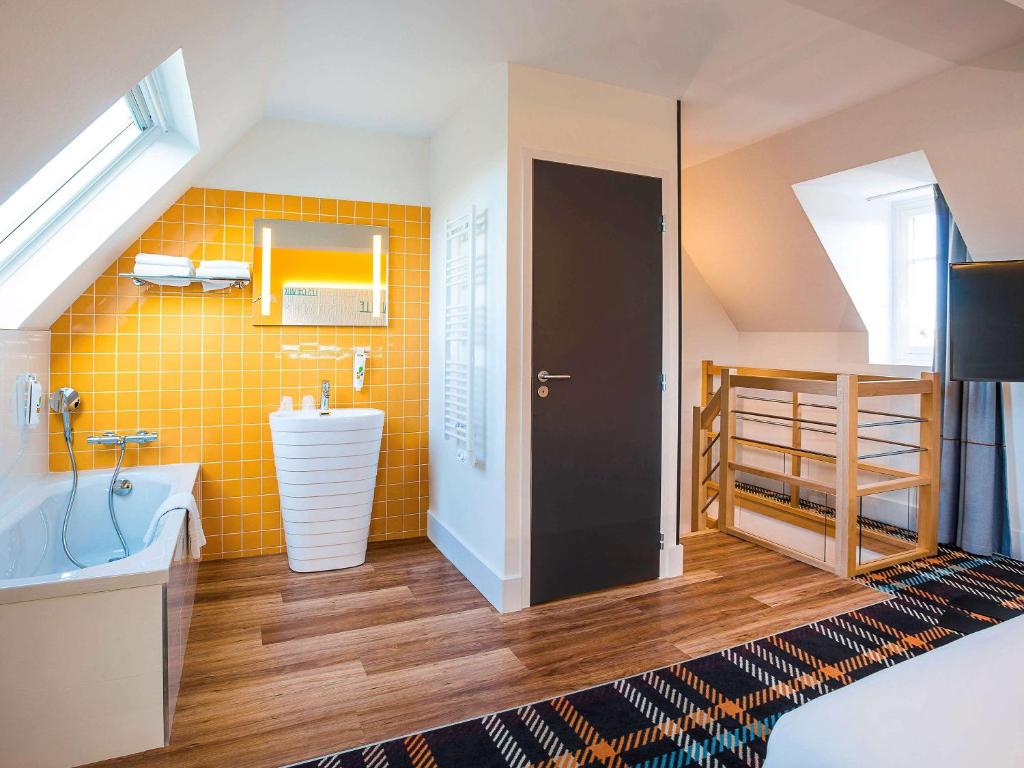 Кровать или кровати в номере ibis Styles Deauville Centre