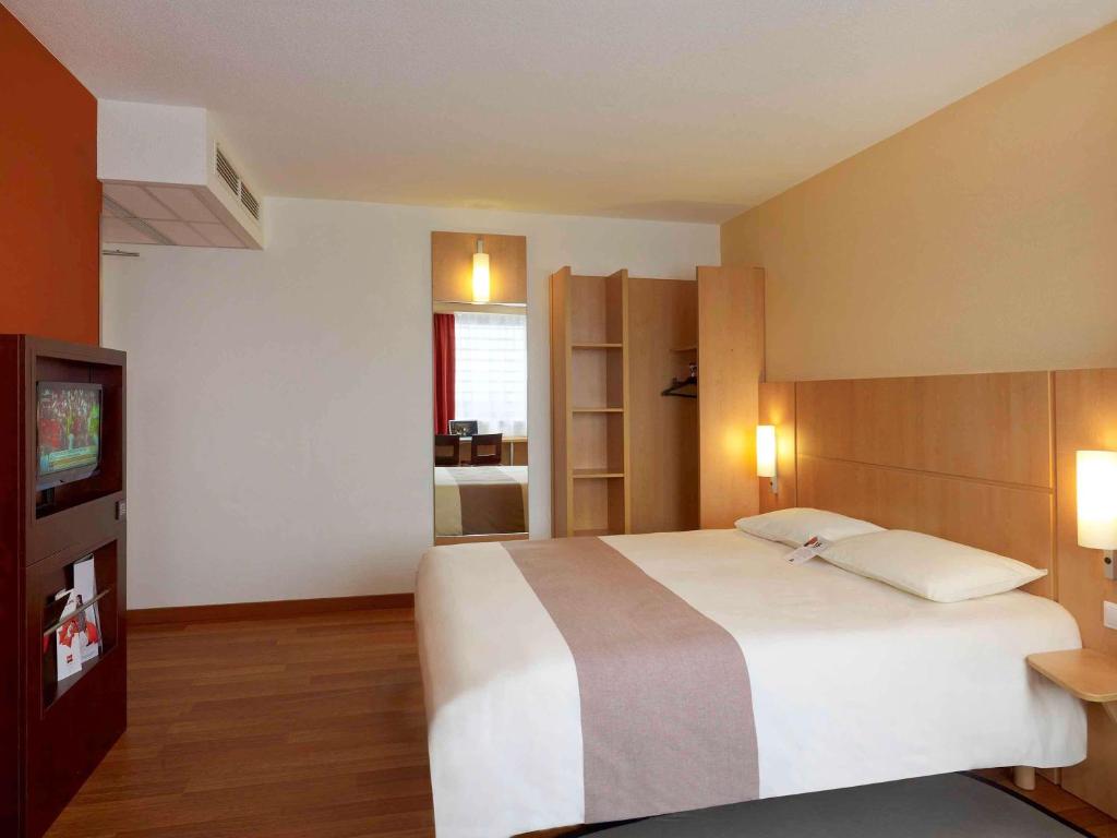 Postel nebo postele na pokoji v ubytování ibis Warszawa West Station