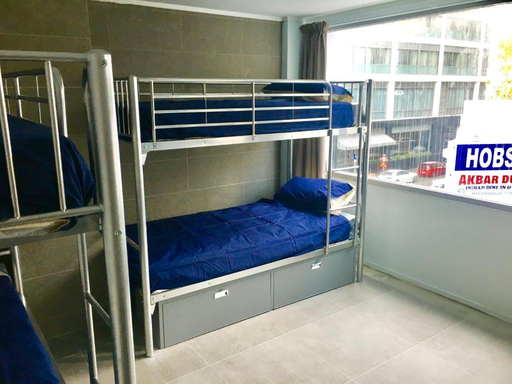 Postel nebo postele na pokoji v ubytování Metro Adventurer Backpackers