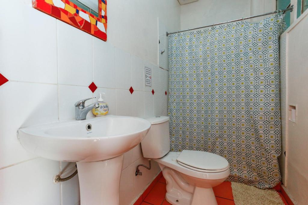 Un baño de Casa Violeta Limón