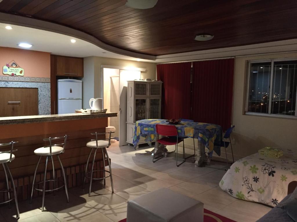 eine Küche mit einem Tisch und Stühlen im Zimmer in der Unterkunft Centro Studio in Uruguaiana