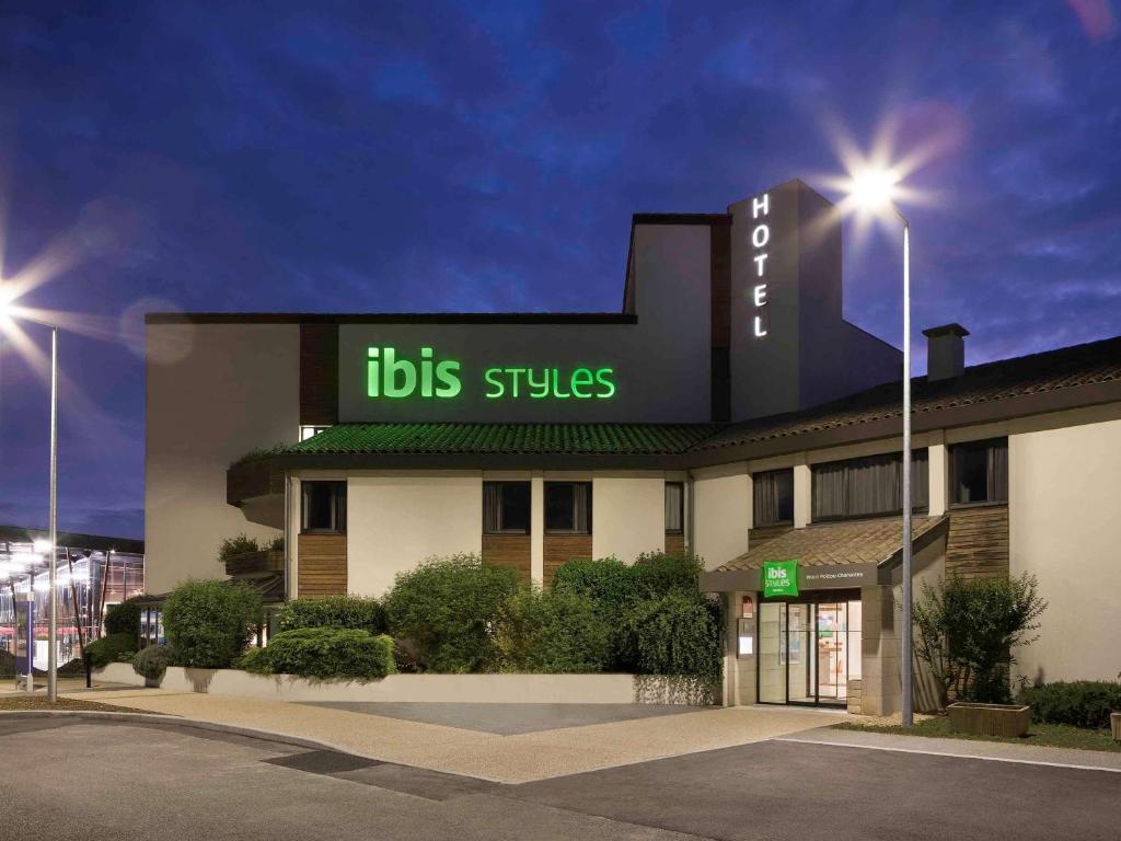 - un bâtiment avec un panneau indiquant les studios dans l'établissement ibis Styles Niort Poitou Charentes, à Vouillé