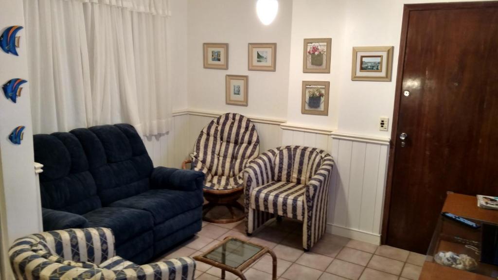 sala de estar con sofá y 2 sillas en Apartamento em Caioba com wi-fi en Matinhos
