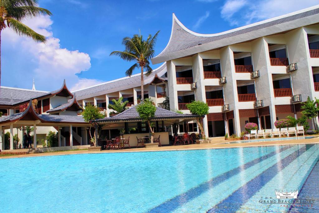 Bazén v ubytování The Grand Beach Resort Port Dickson nebo v jeho okolí
