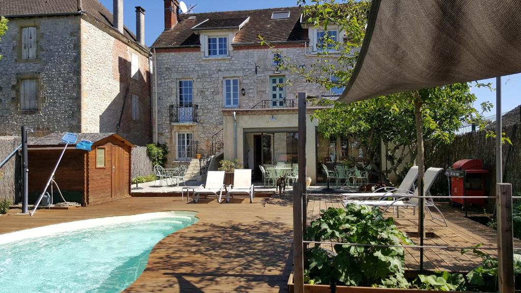 a house with a swimming pool in front of a house at Hôtel du Puy d'Alon in Souillac