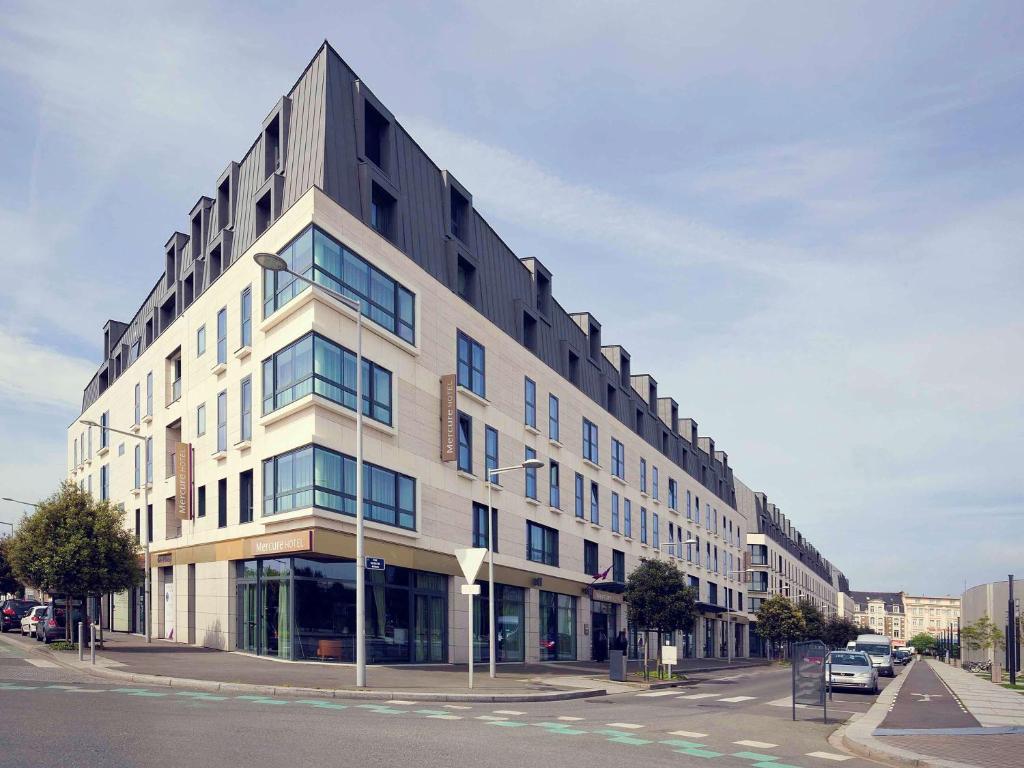 un gran edificio en la esquina de una calle en Mercure Saint Malo Balmoral en Saint-Malo