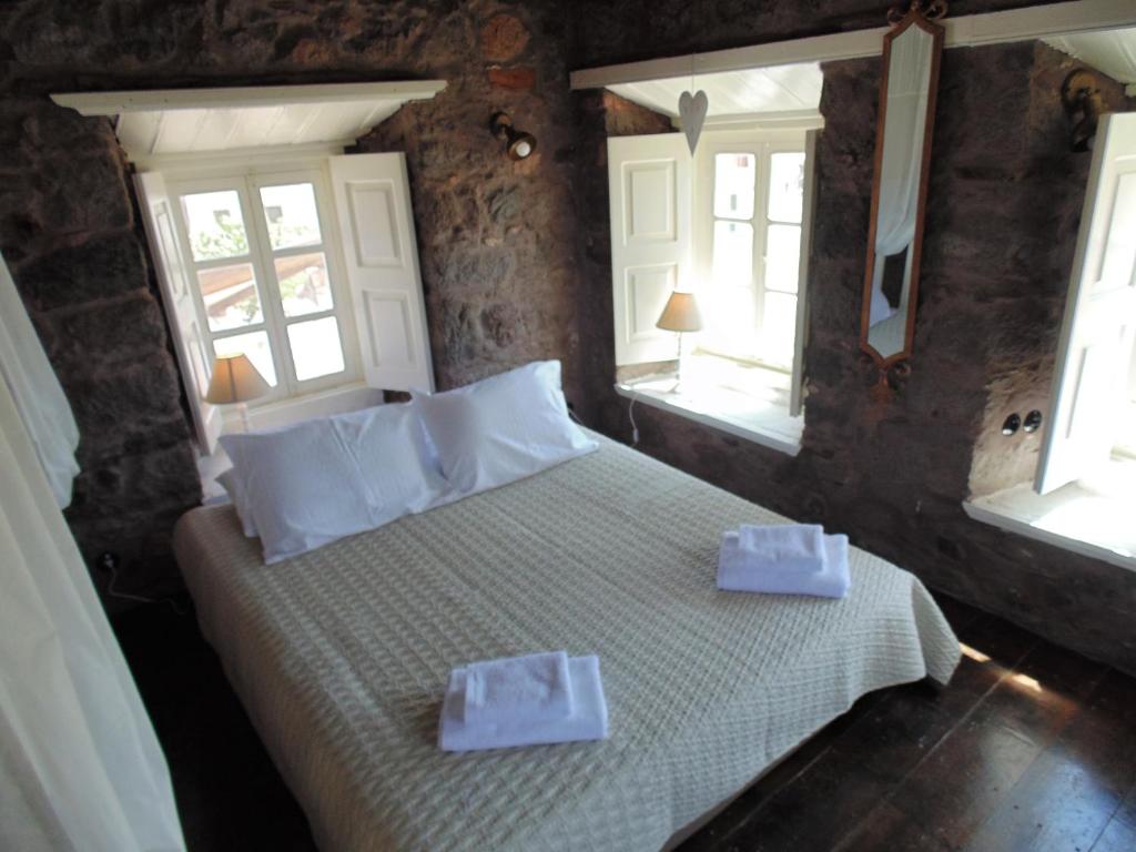 Postel nebo postele na pokoji v ubytování Anemos Houses