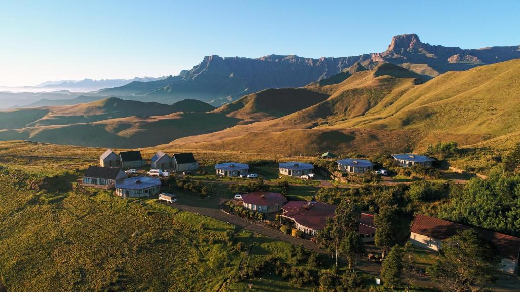 uma vista aérea de um resort nas montanhas em Witsieshoek Mountain Lodge em Phuthaditjhaba